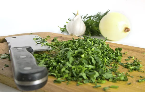 Herbes hachées sur la planche de cuisine — Photo