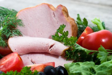 plaka dilimlenmiş domuz jambon
