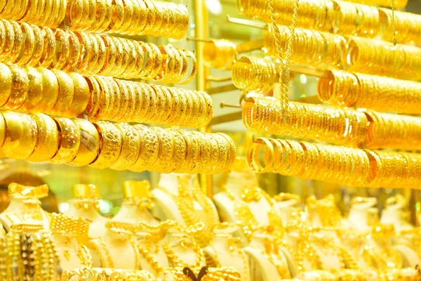 Goldene Armbänder und Juwelen Stockbild