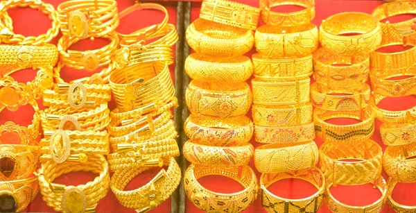 Goldene Armbänder — Stockfoto