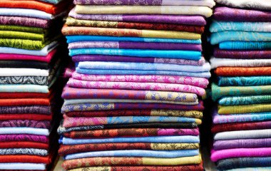 Renkli katlanmış tulum