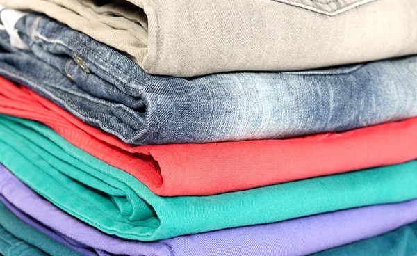 Färgglada vikta jeans — Stockfoto