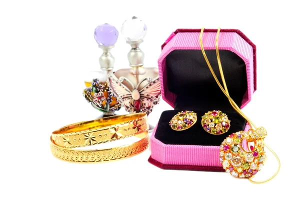 Conjunto dourado e perfumes — Fotografia de Stock