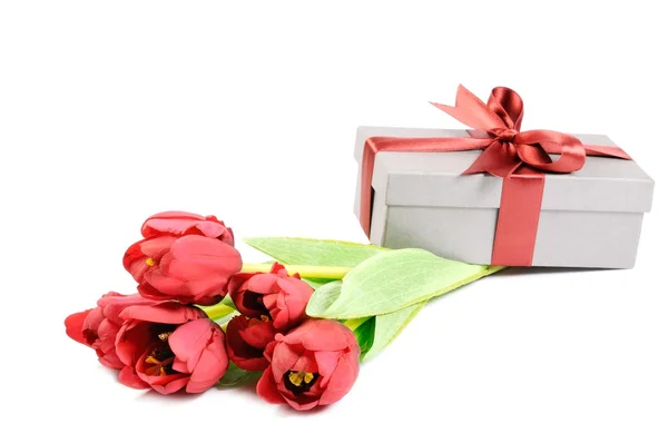 Geschenk mit Blumen — Stockfoto