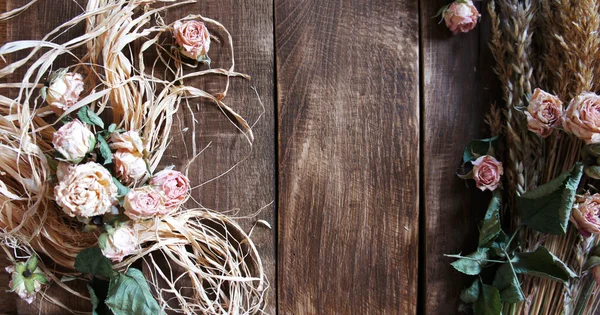 Flores sobre fondo de madera — Foto de Stock