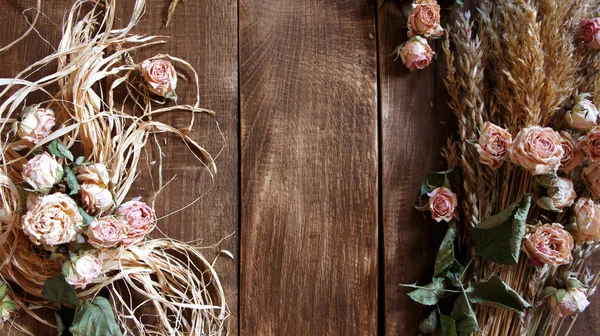 Flores sobre fondo de madera — Foto de Stock