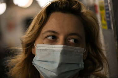Sağlık önlemlerine uygun olarak metroda koruyucu maskeler takan yolcular