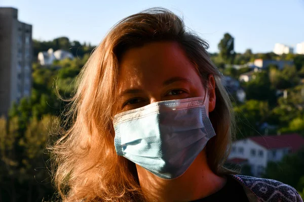 Cerrahi Maske Takan Güzel Bir Kadın Koronavirüs Salgın Hastalık Karantina — Stok fotoğraf