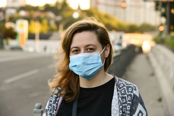 Cerrahi Maske Takan Güzel Bir Kadın Koronavirüs Salgın Hastalık Karantina — Stok fotoğraf