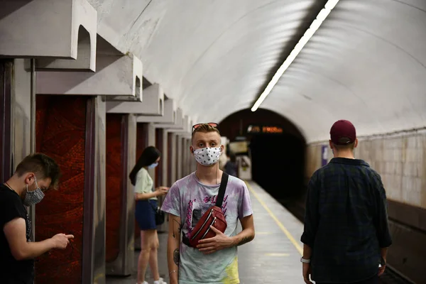 Sağlık Önlemlerine Uygun Olarak Metroda Koruyucu Maskeler Takan Yolcular — Stok fotoğraf