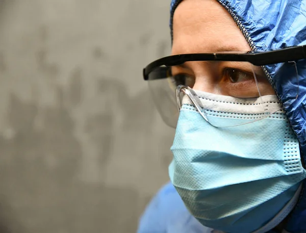 Medico Stanco Medico Che Indossa Una Tuta Protettiva Occhiali Una — Foto Stock