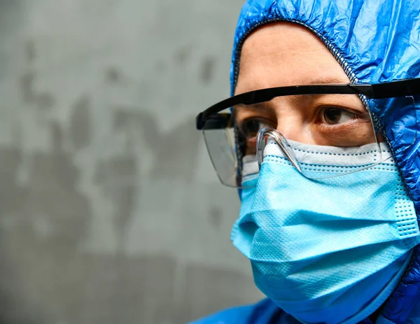 Médico Cansado Trabajador Médico Con Traje Protector Gafas Máscara Quirúrgica — Foto de Stock