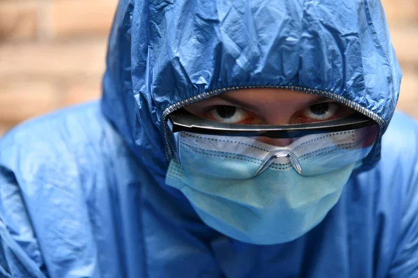 Médico Cansado Trabajador Médico Con Traje Protector Gafas Máscara Quirúrgica — Foto de Stock
