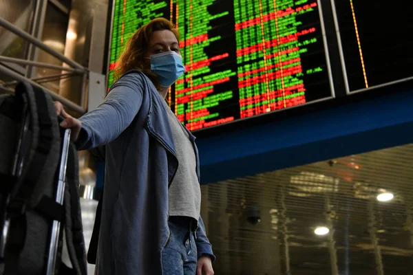Пассажиры Железнодорожного Вокзала Придерживаются Ограничений Связанных Пандемией Covid Носить Маски — стоковое фото