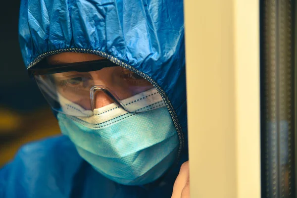 Trött Läkare Läkare Skyddsdräkt Glasögon Och Kirurgisk Mask Sjukvårdspersonal Sjuksköterska Stockfoto