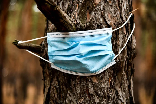 Mascarilla Quirúrgica Árbol Contaminación Del Planeta Tras Inicio Pandemia Del — Foto de Stock