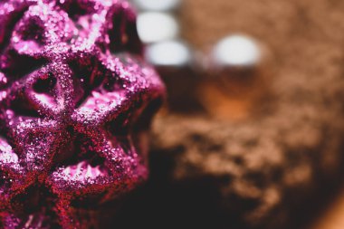 Yeni yıl süslemeleri ve kışın örülmüş eşarp. Noel oyuncakları ve parlak parıltılarla dolu bir ev ortamı..