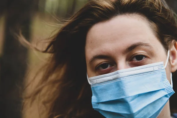 Parkta Koruyucu Maske Takan Genç Bir Kadın Karantina Koronavirüs Virüs — Stok fotoğraf