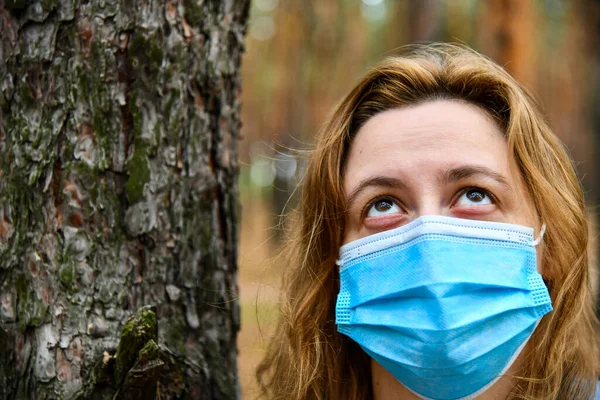 Parkta Koruyucu Maske Takan Genç Bir Kadın Karantina Koronavirüs Virüs — Stok fotoğraf