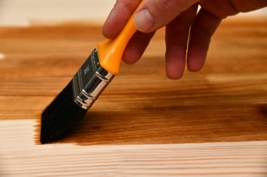 Elle boyanmış ahşap yüzeyi kapat 