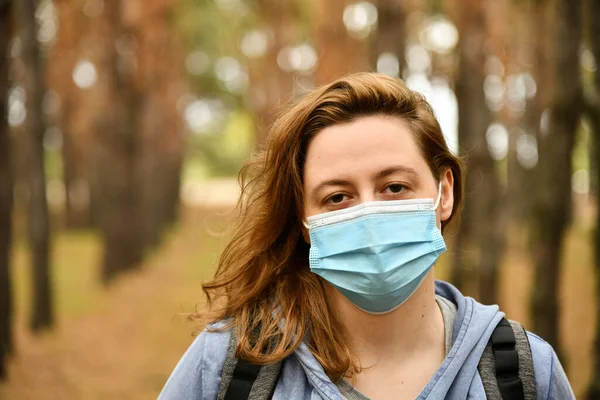 Parkta Koruyucu Maske Takan Genç Bir Kadın Karantina Koronavirüs Virüs — Stok fotoğraf