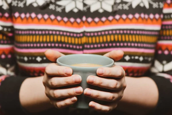 Elinde sıcak kakao ya da kahve fincanı tutan genç bir kadın. Sonbahar ya da kış karamsar hafta sonu, yeni yıl ve Noel geçmişi. Tembel bir gün, hafif bir kahvaltı, karantina, evde kal, rahat sahne, kızlık zarı konsepti..