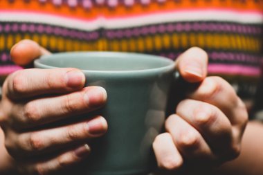 Sıcak çikolata ya da kahve içen genç bir kadın. Sonbahar ya da kış karamsar hafta sonu, yeni yıl ve Noel arkaplanı. Tembel gün, karantina, evde kal, rahat sahne, kızlık zarı konsepti.