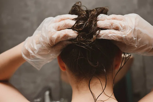 Una Mujer Joven Pone Una Máscara Curativa Cabello Casa Chica — Foto de Stock