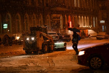 Kyiv, Ukrayna - 11 Şubat 2021: Kyiv şehri bir kar fırtınası ile kaplandı. Kar temizleme ekipmanları tam kapasite çalışıyor. Özellikle Avrupa ve Ukrayna 'da hava gerçek bir kışa dönüştü.