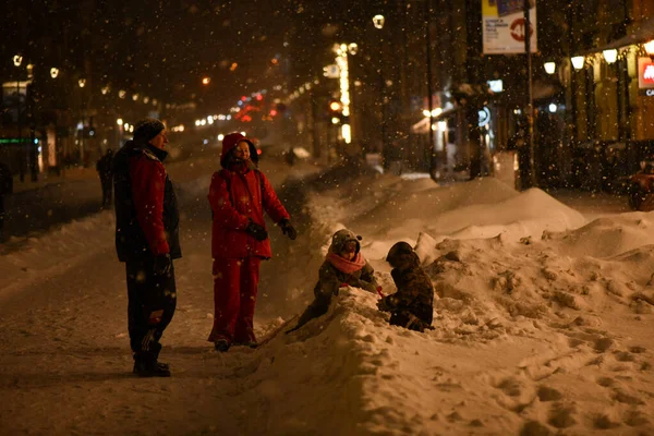 Κίεβο Ουκρανία Φεβρουαρίου 2021 Άνθρωποι Περπατούν Ένα Χιονισμένο Δρόμο Κίεβο Φωτογραφία Αρχείου
