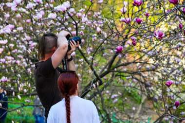 Kyiv, Ukrayna - 11 Şubat 2021: Kyiv 'deki karantina kısıtlamaları sona erdi. Yerel halk parkları ve manolyaların çiçek açtığı botanik bahçelerini ziyaret ediyor..