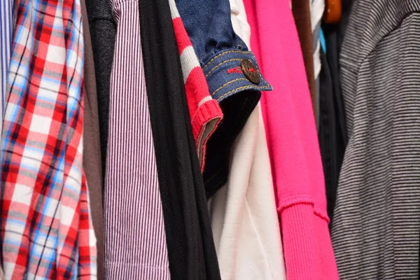 Seizoensgebonden verkoop, verschillende kleding te koop in de winkel — Stockfoto