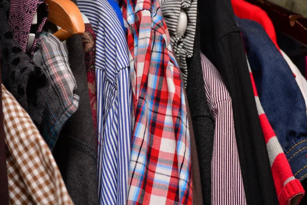 Seizoensgebonden verkoop, verschillende kleding te koop in de winkel — Stockfoto