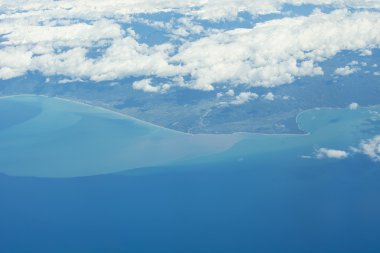 Uçak pencere, cennet, dünya yukarıdan, okyanus, deniz ve kıyı şeridi havadan görünümü