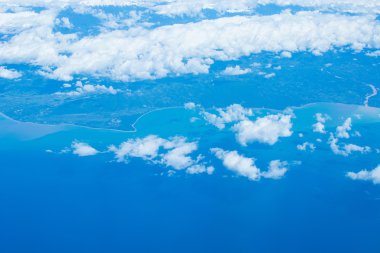 Uçak pencere, cennet, dünya yukarıdan, okyanus, deniz ve kıyı şeridi havadan görünümü
