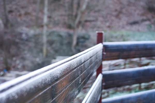 Ahşap çit ile sabah hoarfrost, kısmen bulanık kış sahne kaplı — Stok fotoğraf