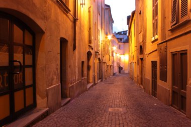 gece şehir sokakları