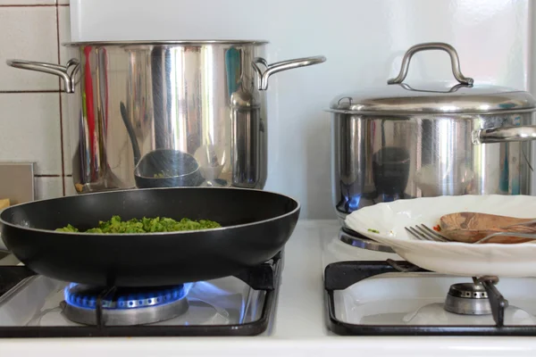 Panelas na cozinha — Fotografia de Stock