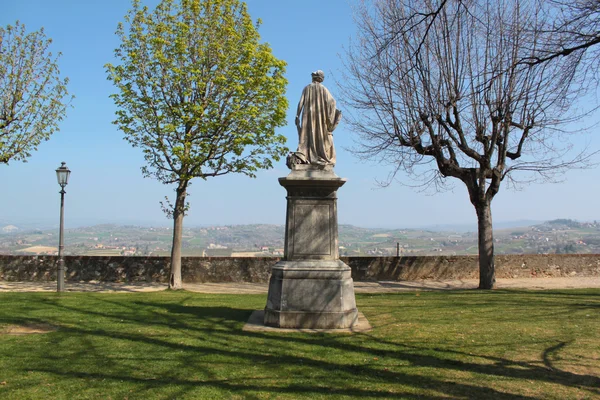 Statyn kvinna inne stadspark — Stockfoto