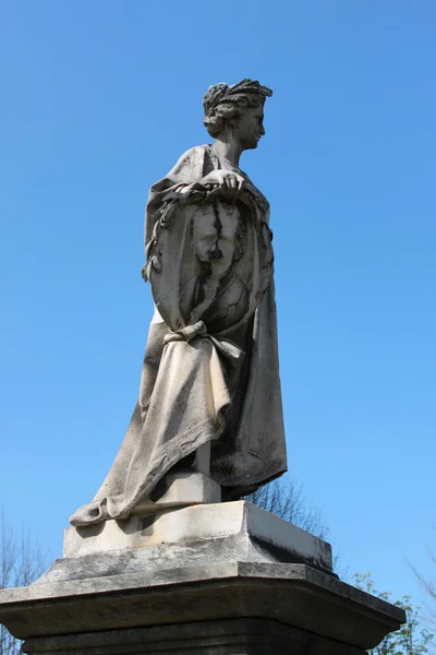 Estatua mujer dentro de parque urbano — Foto de Stock