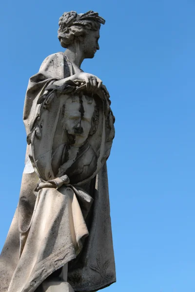 Statua donna all'interno del parco urbano — Foto Stock