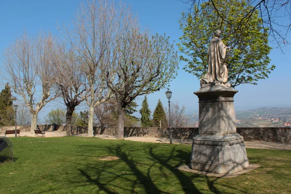 Standbeeld vrouw binnen stadspark — Stockfoto