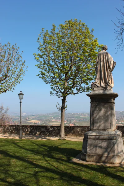 Statyn kvinna inne stadspark — Stockfoto