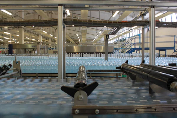 Industria produzione di bottiglie d'acqua — Foto Stock