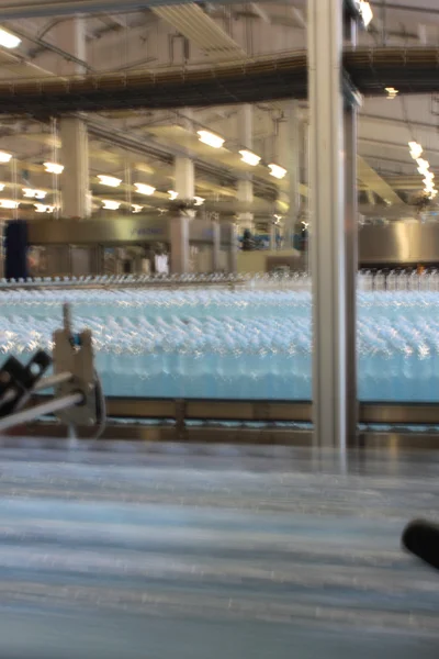 Industria produzione di bottiglie d'acqua — Foto Stock