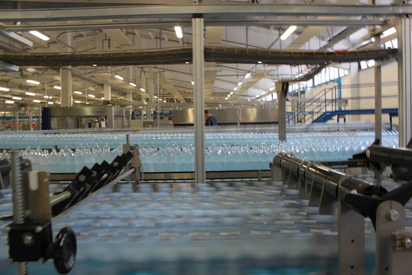 Industria fabricación botellas de agua — Foto de Stock