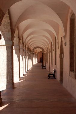 Porches anıtsal yapı içinde kemerli