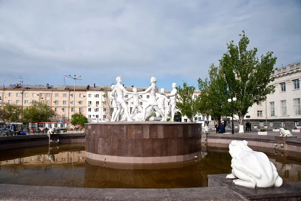 Crianças dançam na praça Imagem De Stock