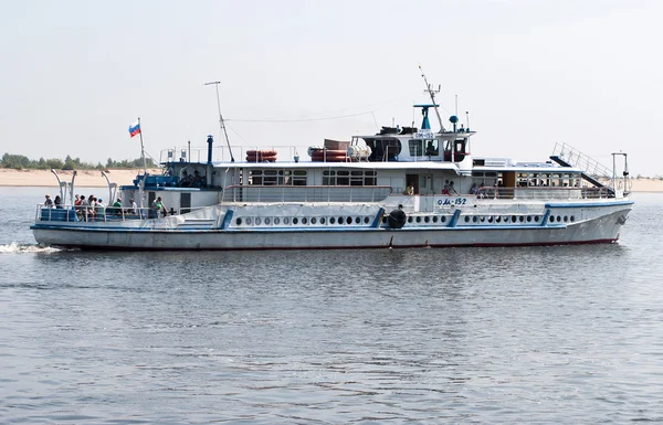 Navio fluvial de chegada — Fotografia de Stock