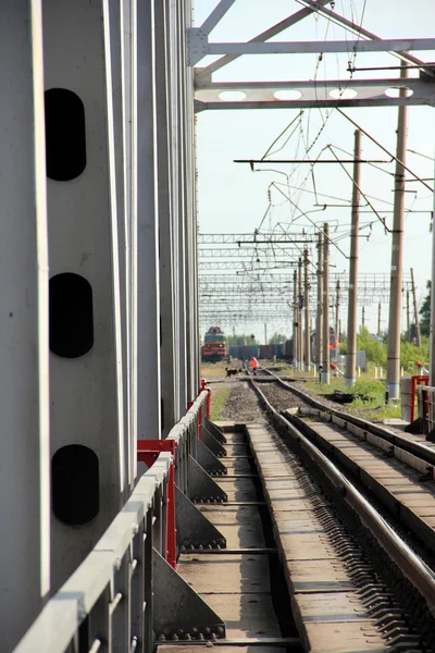 Spoorlijn metalen brug perspectief weergave — Stockfoto